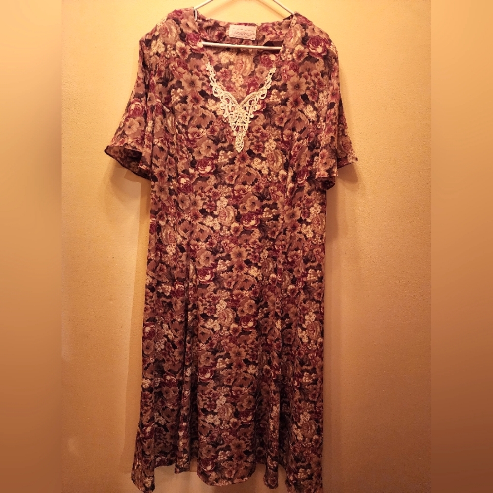 Sweet Miranda floral dress Size 1x 2x. Size tag is gone. View pic and measuremen